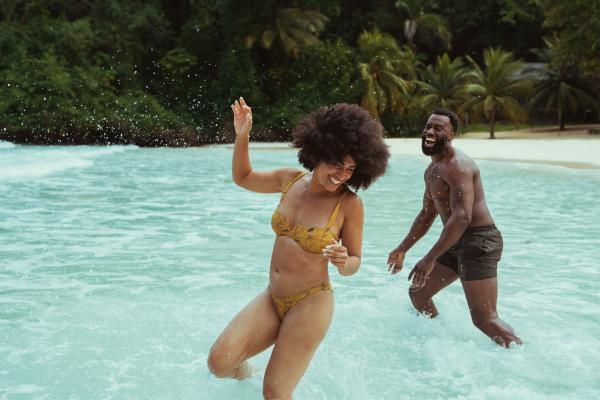 JTB_Adventure_Young_couple_splashing_in_ocean