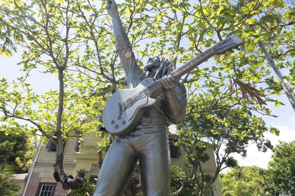 bob marley statue